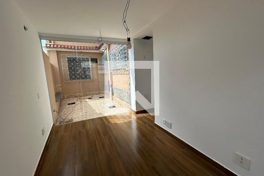 Sala de casa para alugar com 2 quartos, 90m² em Vila Valqueire, Rio de Janeiro