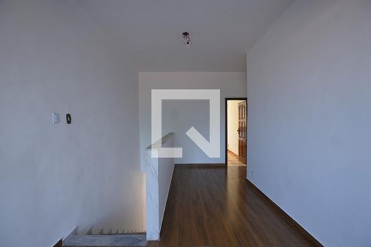 Sala de casa para alugar com 2 quartos, 90m² em Vila Valqueire, Rio de Janeiro