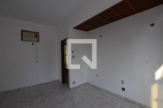 Quarto 2 de casa para alugar com 2 quartos, 90m² em Vila Valqueire, Rio de Janeiro
