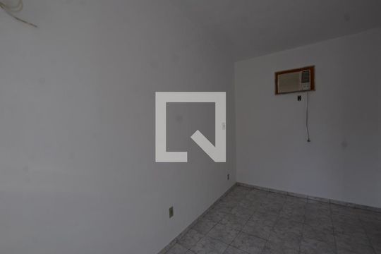 Quarto 2 de casa para alugar com 2 quartos, 90m² em Vila Valqueire, Rio de Janeiro