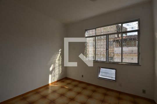 Quarto 1 de casa para alugar com 2 quartos, 90m² em Vila Valqueire, Rio de Janeiro