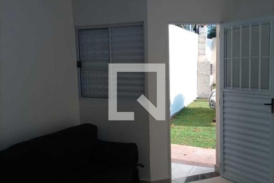 Sala de casa de condomínio para alugar com 2 quartos, 40m² em Jardim Imperial, Aparecida de Goiânia