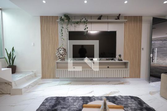 Sala de casa para alugar com 4 quartos, 270m² em Jardim Rina, Santo André