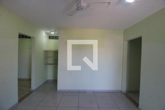 Sala de apartamento para alugar com 2 quartos, 75m² em Jacutinga, Mesquita