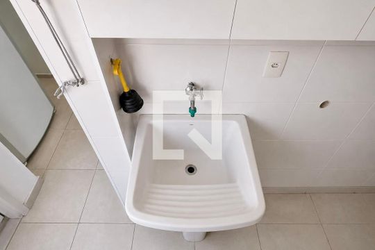 Área de serviço de casa para alugar com 2 quartos, 110m² em Chácara Pavoeiro, Cotia