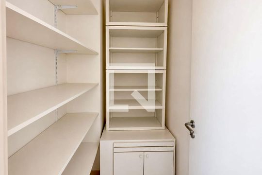 Área de serviço de casa para alugar com 2 quartos, 110m² em Chácara Pavoeiro, Cotia