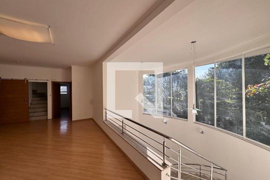 Sala (Segundo Andar) de casa de condomínio para alugar com 5 quartos, 1030m² em Barra da Tijuca, Rio de Janeiro