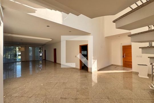 Sala de casa de condomínio para alugar com 5 quartos, 1030m² em Barra da Tijuca, Rio de Janeiro