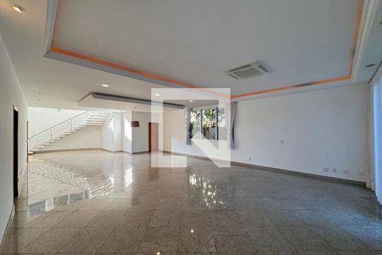 Sala de casa de condomínio para alugar com 5 quartos, 1030m² em Barra da Tijuca, Rio de Janeiro