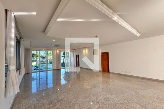 Sala de casa de condomínio para alugar com 5 quartos, 1030m² em Barra da Tijuca, Rio de Janeiro