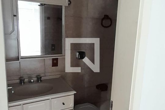 Banheiro de apartamento para alugar com 2 quartos, 60m² em Vila Jardim, Porto Alegre
