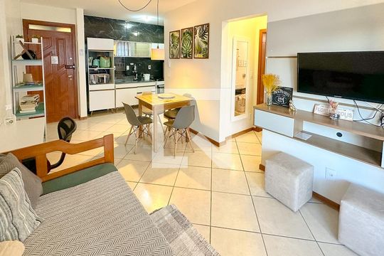 Sala de TV de apartamento para alugar com 1 quarto, 47m² em Canasvieiras, Florianópolis