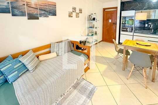 Sala de TV de apartamento para alugar com 1 quarto, 47m² em Canasvieiras, Florianópolis