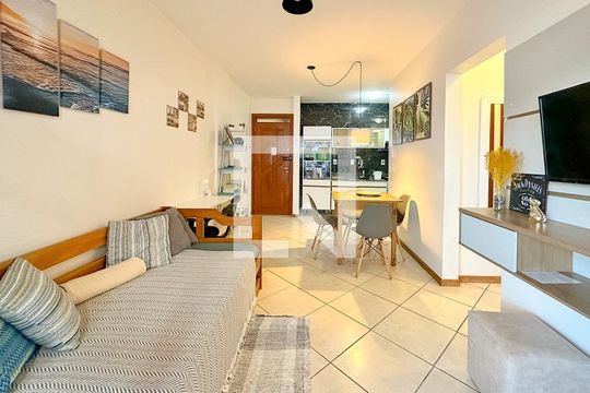 Sala de TV de apartamento para alugar com 1 quarto, 47m² em Canasvieiras, Florianópolis