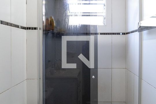 Banheiro de apartamento para alugar com 2 quartos, 48m² em Jardim Adriana, Guarulhos
