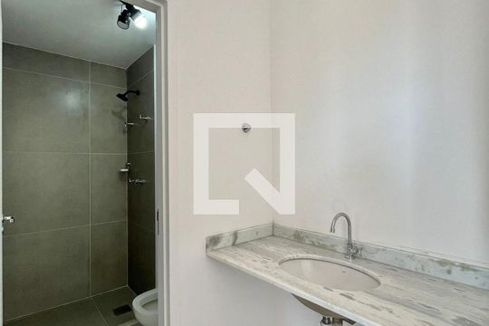 Banheiro de apartamento para alugar com 1 quarto, 33m² em Parque Industrial, Campinas