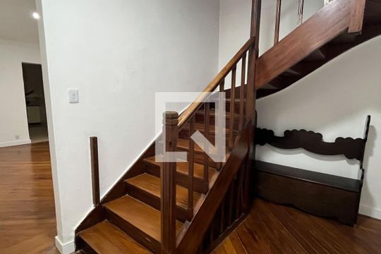 Escada de casa para alugar com 6 quartos, 300m² em Vila Matias, Santos