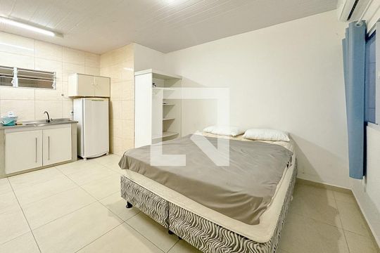 Quarto de kitnet/studio para alugar com 1 quarto, 25m² em Canasvieiras, Florianópolis