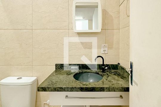 Banheiro de kitnet/studio para alugar com 1 quarto, 25m² em Canasvieiras, Florianópolis