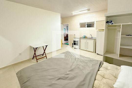 Quarto de kitnet/studio para alugar com 1 quarto, 25m² em Canasvieiras, Florianópolis