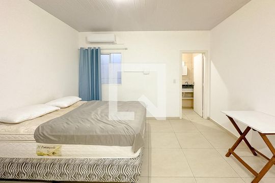 Quarto de kitnet/studio para alugar com 1 quarto, 25m² em Canasvieiras, Florianópolis