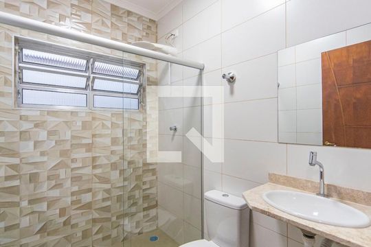 Banheiro  de casa à venda com 3 quartos, 104m² em Jardim Ocara, Santo André