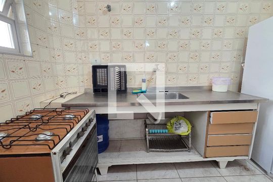 Cozinha de apartamento para alugar com 2 quartos, 65m² em Guilhermina, Praia Grande