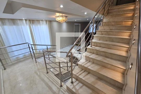 Escada de casa de condomínio à venda com 5 quartos, 978m² em Residencial Tambore, Barueri