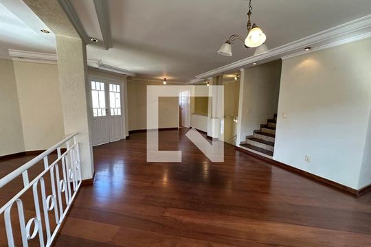 Sala de casa de condomínio para alugar com 3 quartos, 270m² em Nova Higienópolis, Barueri