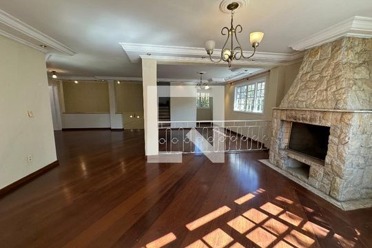 Sala de casa de condomínio para alugar com 3 quartos, 270m² em Nova Higienópolis, Barueri