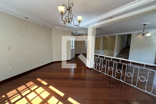 Sala de casa de condomínio para alugar com 3 quartos, 270m² em Nova Higienópolis, Barueri
