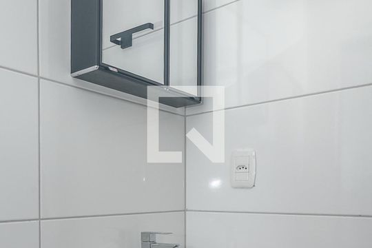 Banheiro de apartamento para alugar com 1 quarto, 26m² em Costa E Silva, Porto Alegre