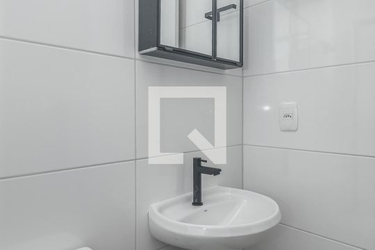 Banheiro de apartamento para alugar com 1 quarto, 26m² em Costa E Silva, Porto Alegre