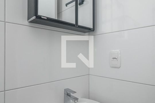 Banheiro de apartamento para alugar com 1 quarto, 26m² em Costa E Silva, Porto Alegre
