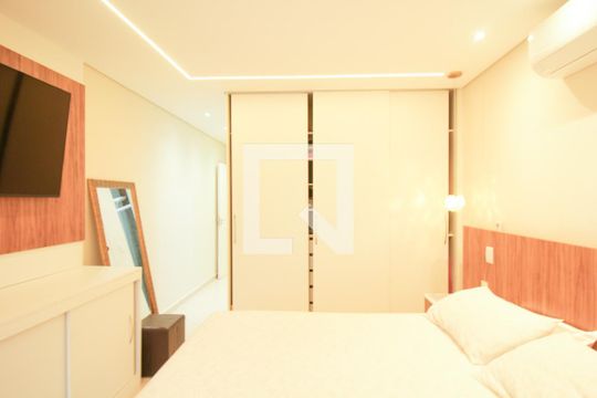 Suíte 1 de casa à venda com 3 quartos, 274m² em Vila Mangalot, São Paulo