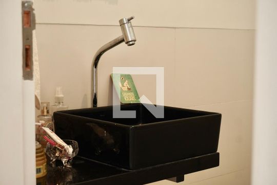 Banheiro da Suíte de apartamento à venda com 2 quartos, 75m² em Savassi, Belo Horizonte