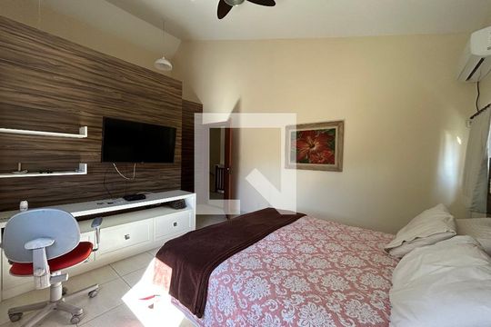 Suíte de casa de condomínio para alugar com 4 quartos, 284m² em Morro das Pedras, Florianópolis