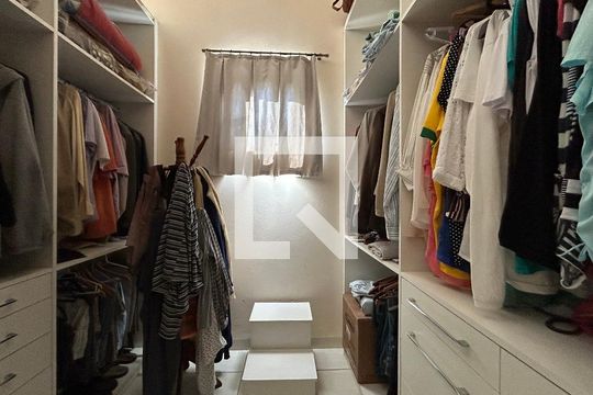 Suíte closet de casa de condomínio para alugar com 4 quartos, 284m² em Morro das Pedras, Florianópolis