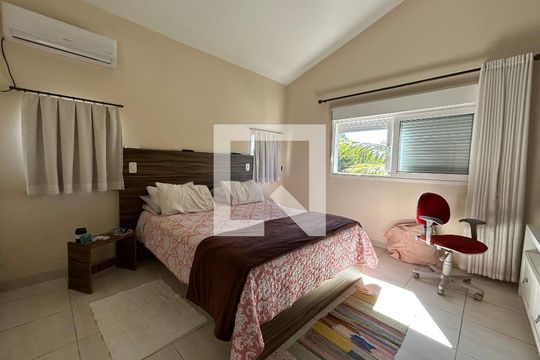 Suíte de casa de condomínio para alugar com 4 quartos, 284m² em Morro das Pedras, Florianópolis