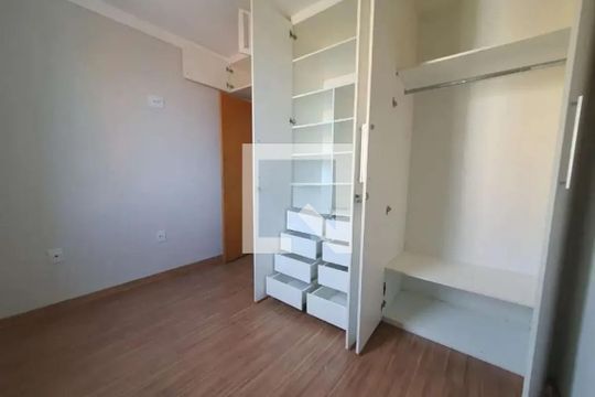 Quarto de apartamento para alugar com 3 quartos, 90m² em São João Batista, Belo Horizonte