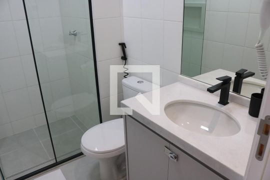 Banheiro de kitnet/studio para alugar com 1 quarto, 26m² em Água Branca, São Paulo