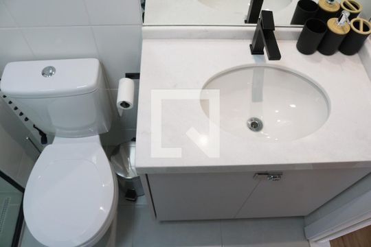 Banheiro de kitnet/studio para alugar com 1 quarto, 26m² em Água Branca, São Paulo
