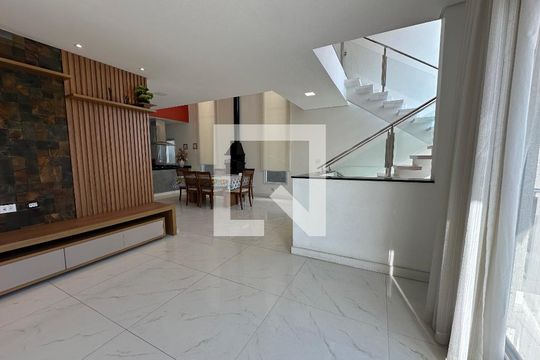 Sala de casa de condomínio à venda com 5 quartos, 252m² em Suru, Barueri