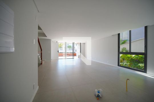 Sala  de casa para alugar com 3 quartos, 256m² em João Paulo, Florianópolis