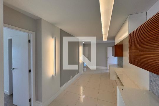 Hall Íntimo de apartamento para alugar com 4 quartos, 260m² em Barra da Tijuca, Rio de Janeiro