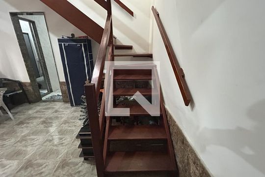 Escada de casa à venda com 3 quartos, 156m² em Vila Valqueire, Rio de Janeiro