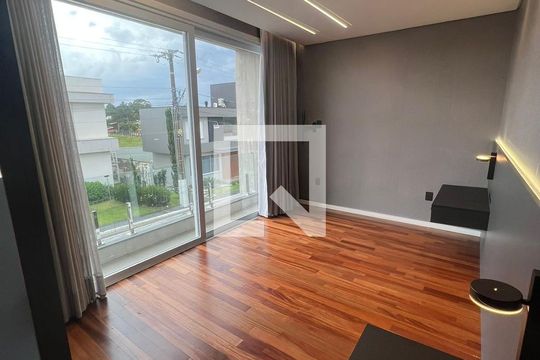 Sala de casa de condomínio para alugar com 4 quartos, 270m² em Campeche, Florianópolis