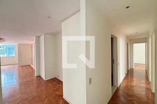 Corredor de acesso aos cômodos de apartamento à venda com 3 quartos, 173m² em Copacabana, Rio de Janeiro