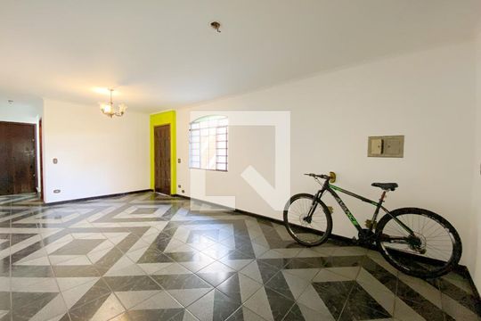 Casa à venda com 5 quartos, 250m² em Vila Ipojuca, São Paulo