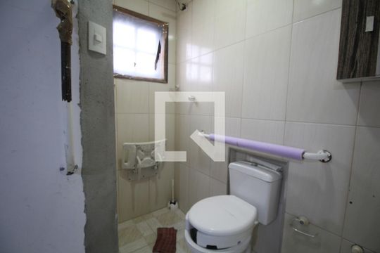 Banheiro da Suíte 1 de casa à venda com 6 quartos, 117m² em Jardim Tres Irmaos, Taboão da Serra